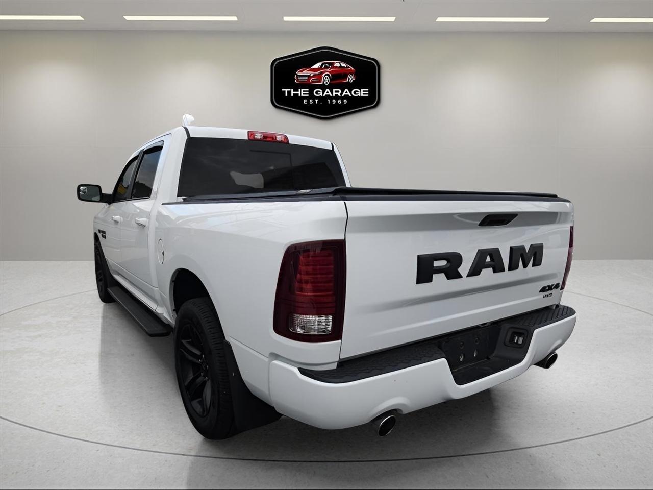 RAM 1500 Night 4x4 Crew Cab 5'7" Box 2017