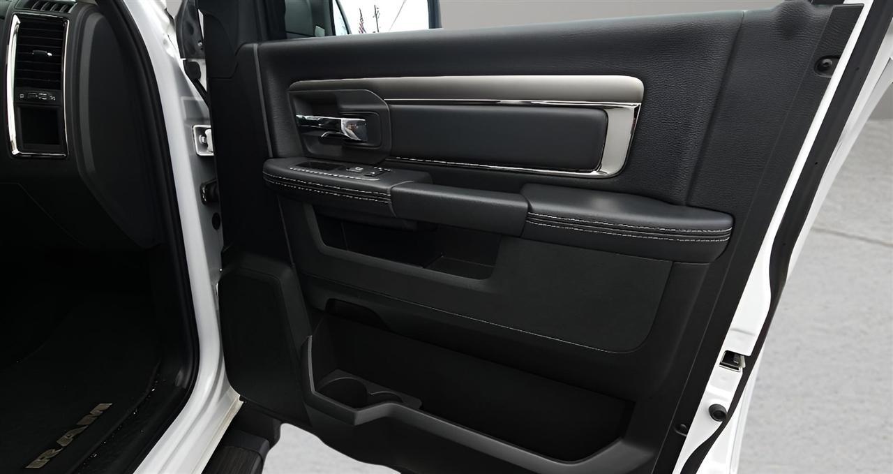 RAM 1500 Night 4x4 Crew Cab 5'7" Box 2017
