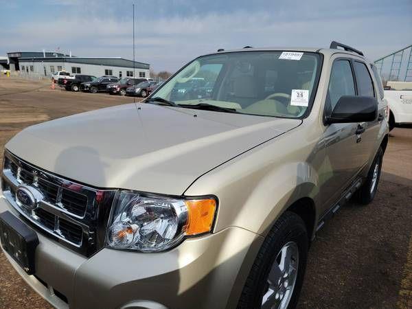 2012 Ford Escape XLT, 5 Passenger, 3.0 V6, runs great, CLEAN !