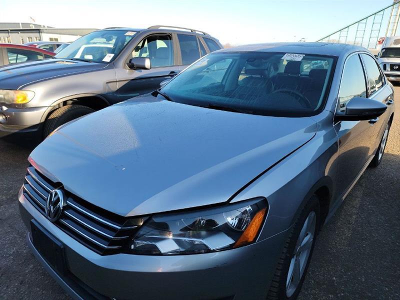 2012 Volkswagen Passat SE, 4dr sedan, reliable 2.5 5cyl, leather, P-roof!