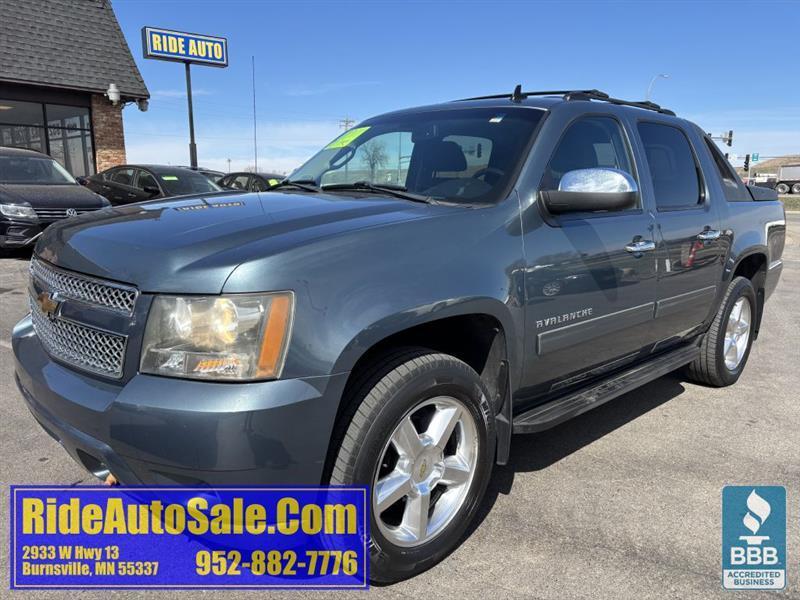 2011 Chevrolet Avalanche LS, Crew cab 4dr, 4x4, 5.3 V8, extra clean !