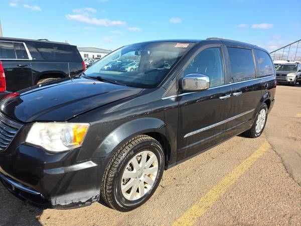 2012 Chrysler Town & Country Touring-L, 7 Pass. V6, Leather, EXTRA CLEAN!