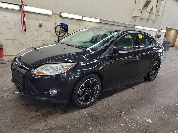 2014 Ford Focus SE, 4dr sedan, 2.0 4cyl, leather, P-roof !
