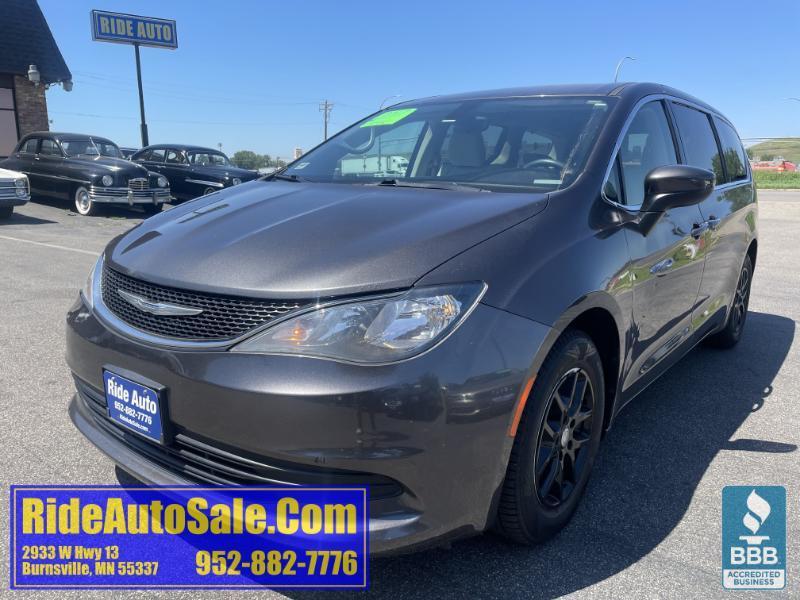 2017 Chrysler Pacifica Touring, 7 Pass. 3.6 V6, Dual AC, power doors !