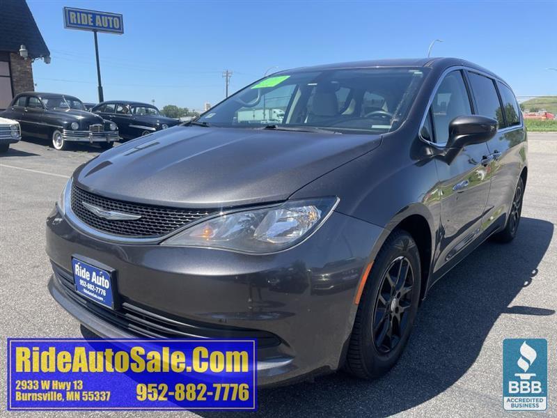 2017 Chrysler Pacifica Touring, 7 Pass. 3.6 V6, Dual AC, power doors !