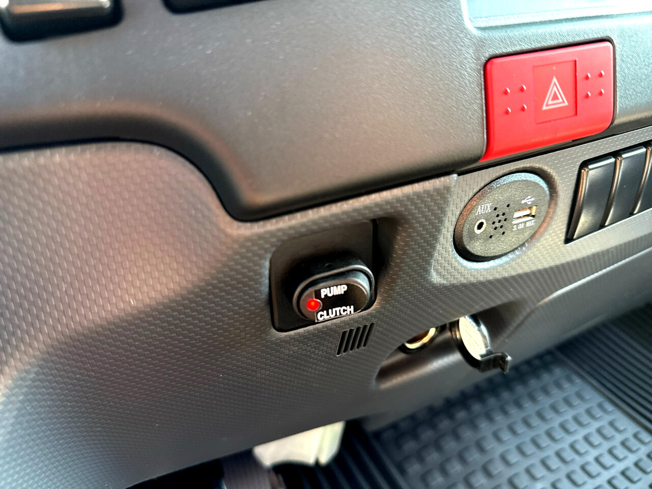 2024 Isuzu NPR photo 16