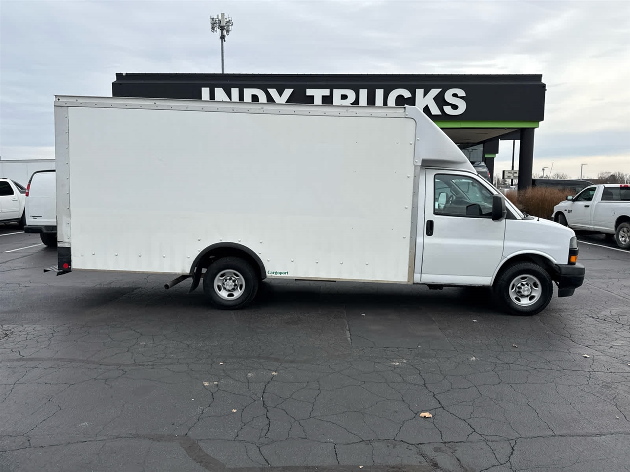 2023 Chevrolet Express 3500 Cutaway photo 2