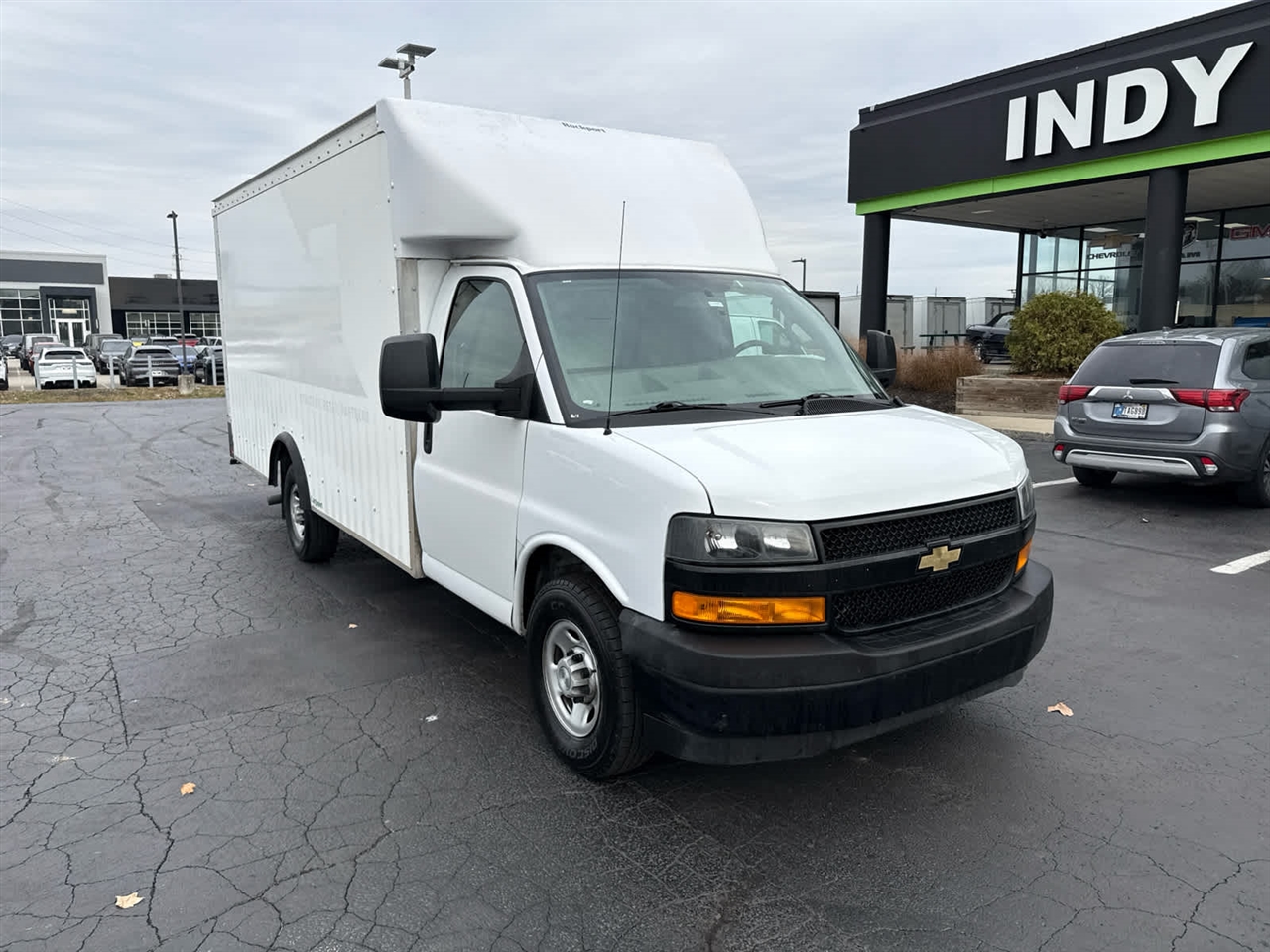 2023 Chevrolet Express 3500 Cutaway photo 3