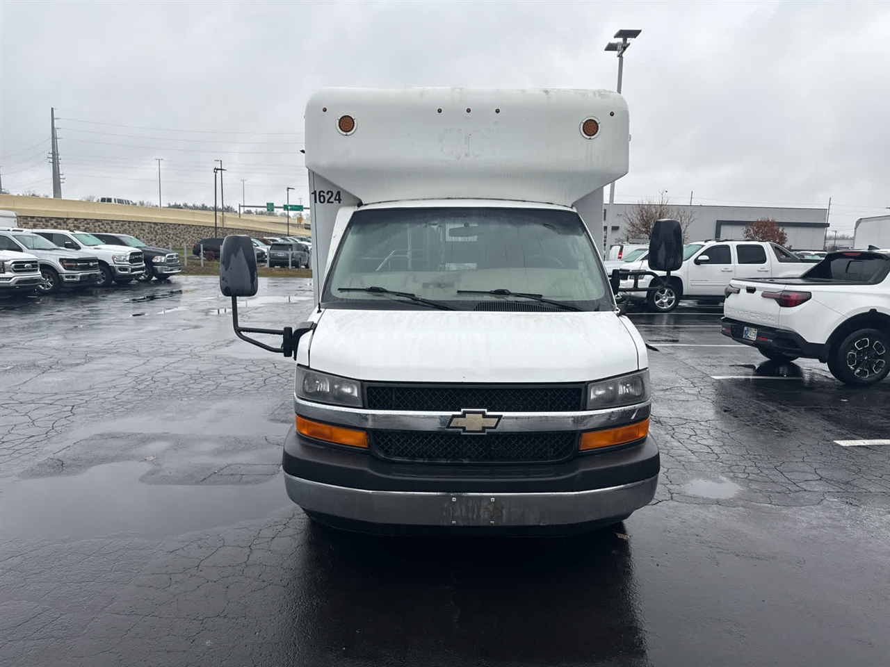 2016 Chevrolet Express Cutaway photo 2