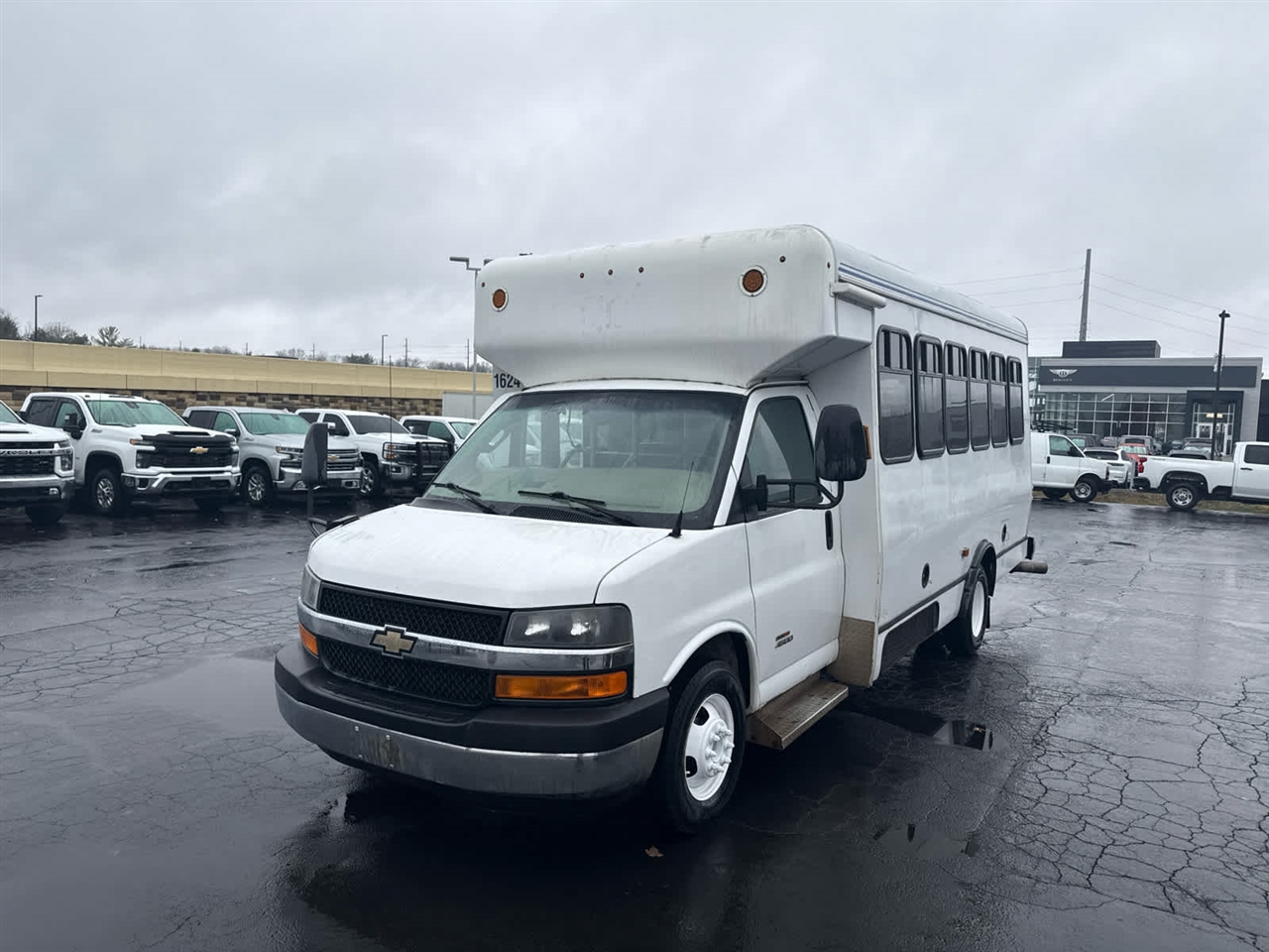 2016 Chevrolet Express Cutaway photo 3