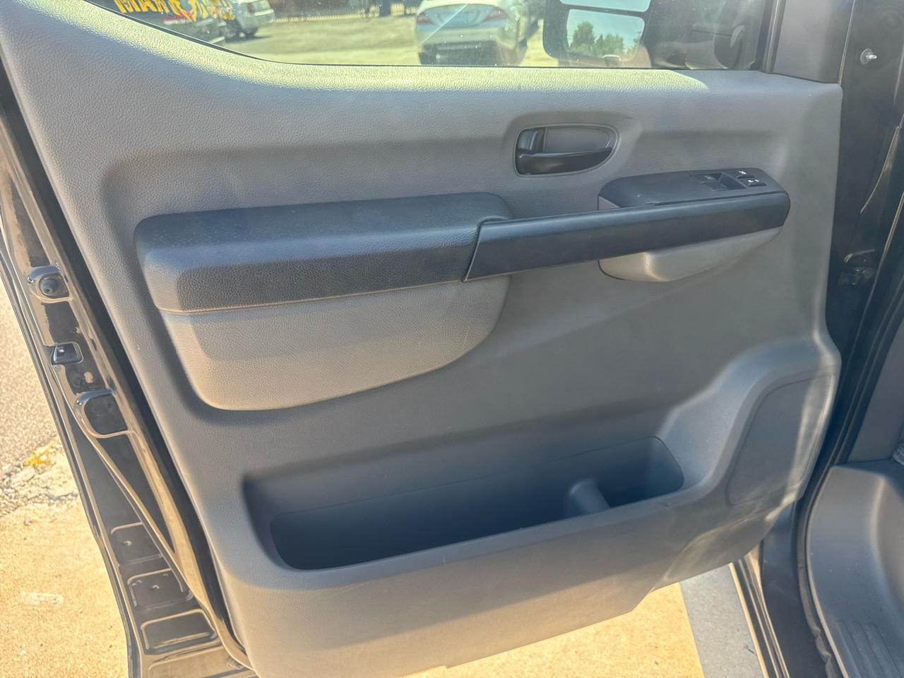 Nissan NV Passenger 3500 SV V8 2015
