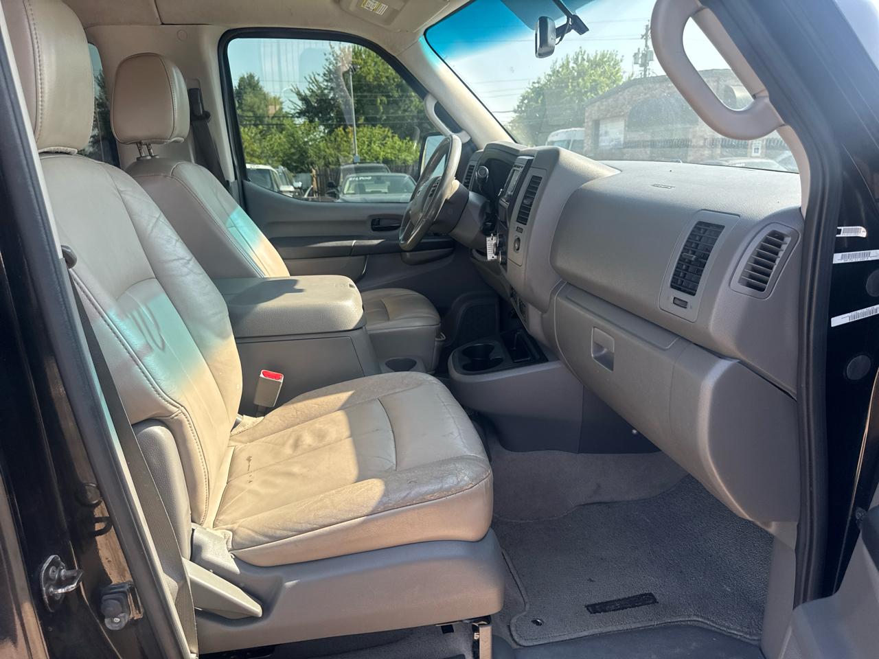 Nissan NV Passenger 3500 SV V8 2015