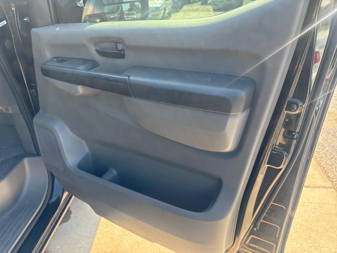 Nissan NV Passenger 3500 SV V8 2015