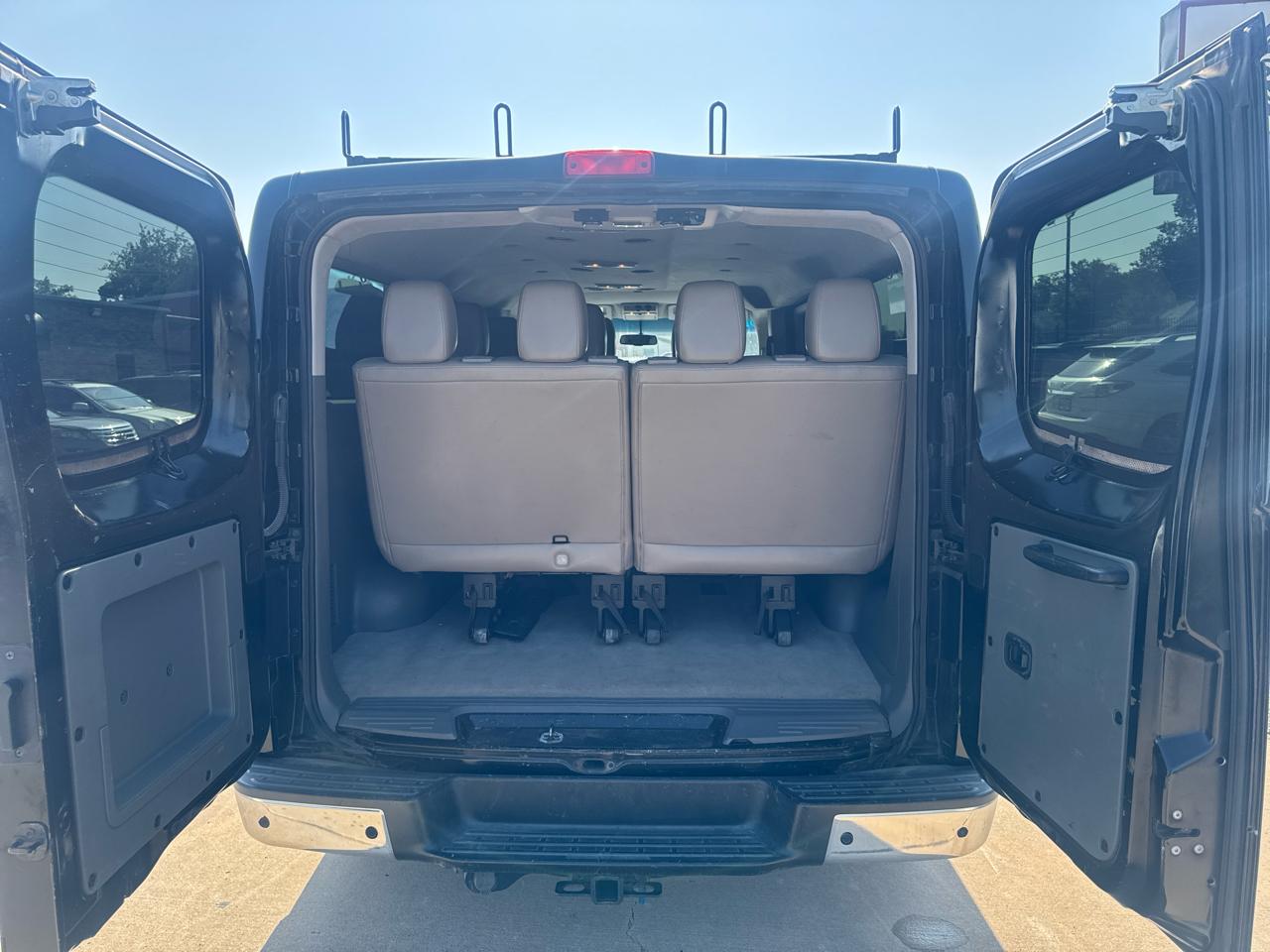 Nissan NV Passenger 3500 SV V8 2015