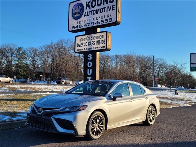 2024 Toyota Camry SE's photo