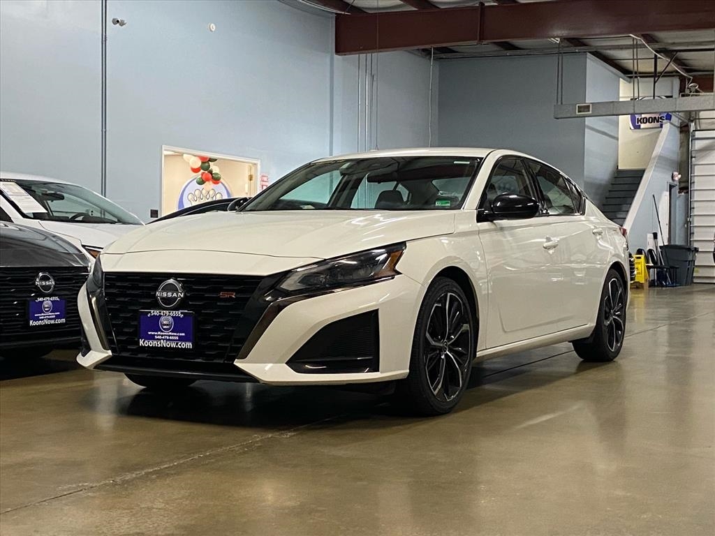 2023 Nissan Altima SR's photo