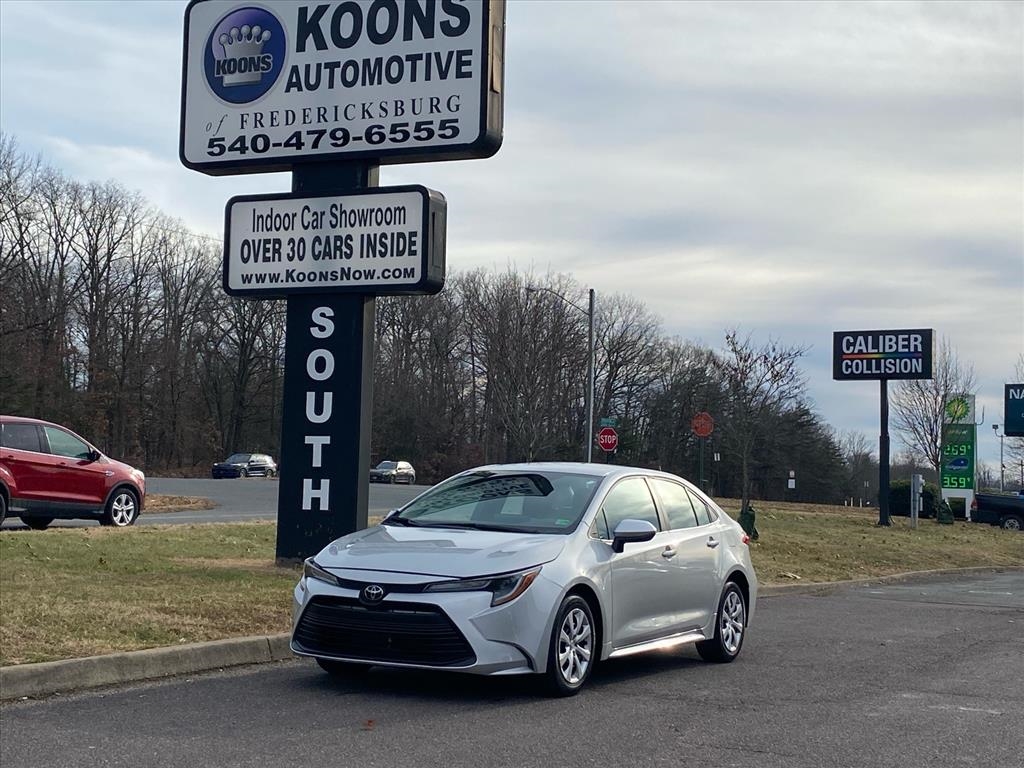 2024 Toyota Corolla LE's photo