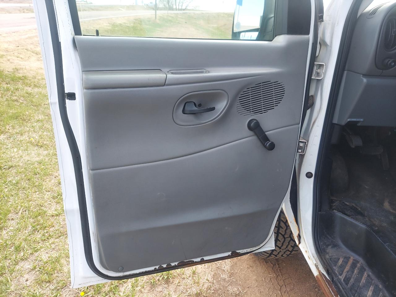 Ford Econoline Cargo Van E-250 2004