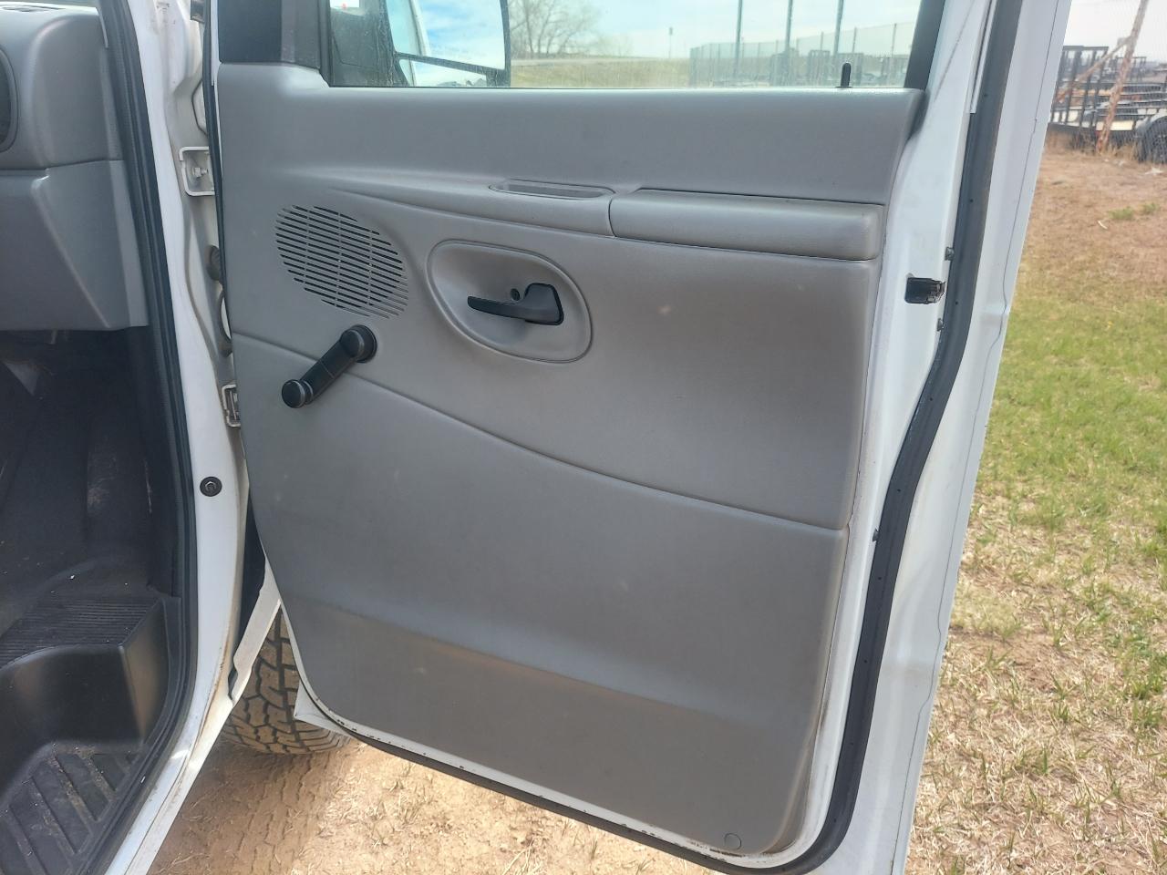 Ford Econoline Cargo Van E-250 2004