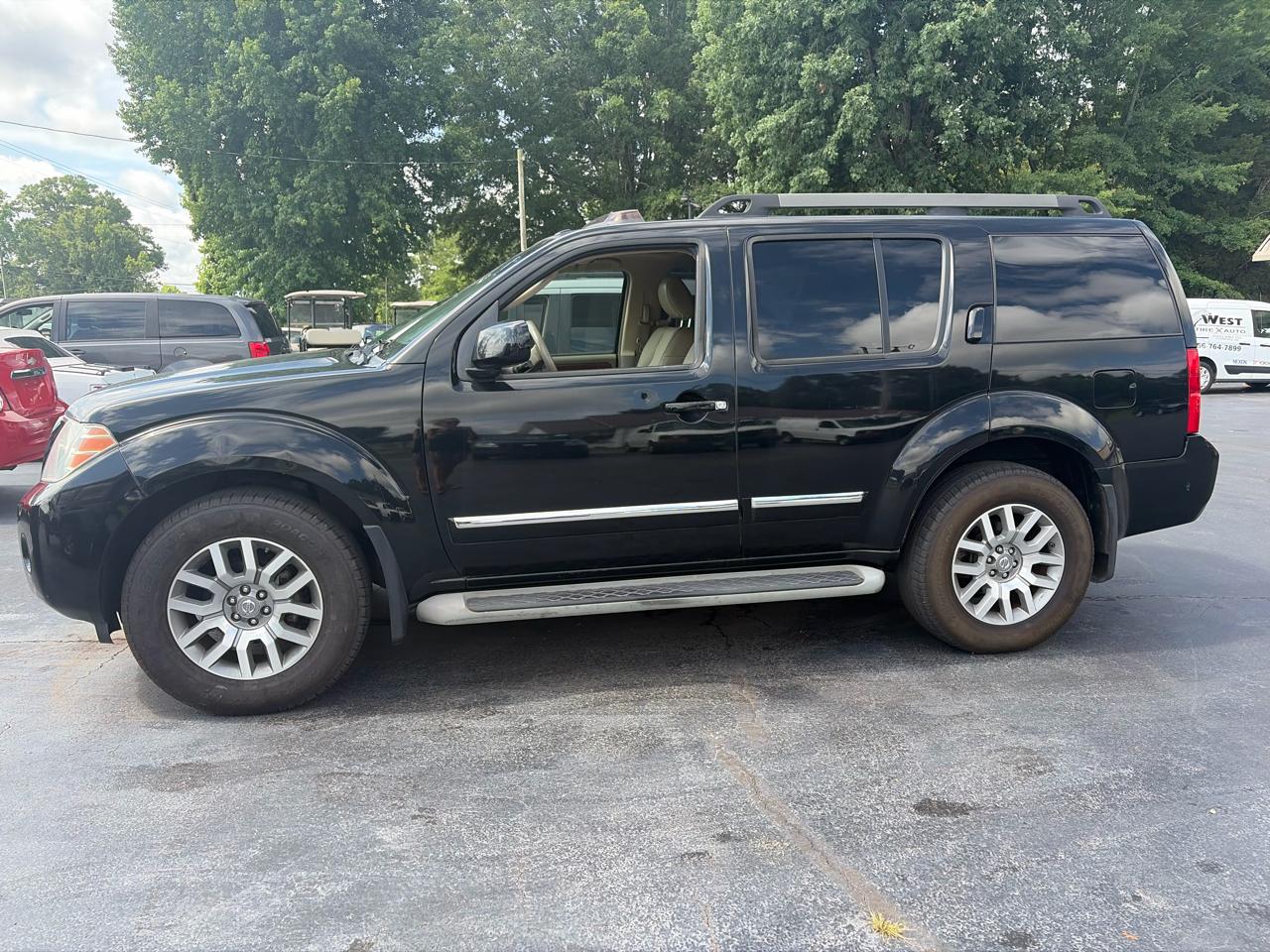 Nissan Pathfinder LE 4WD 2010