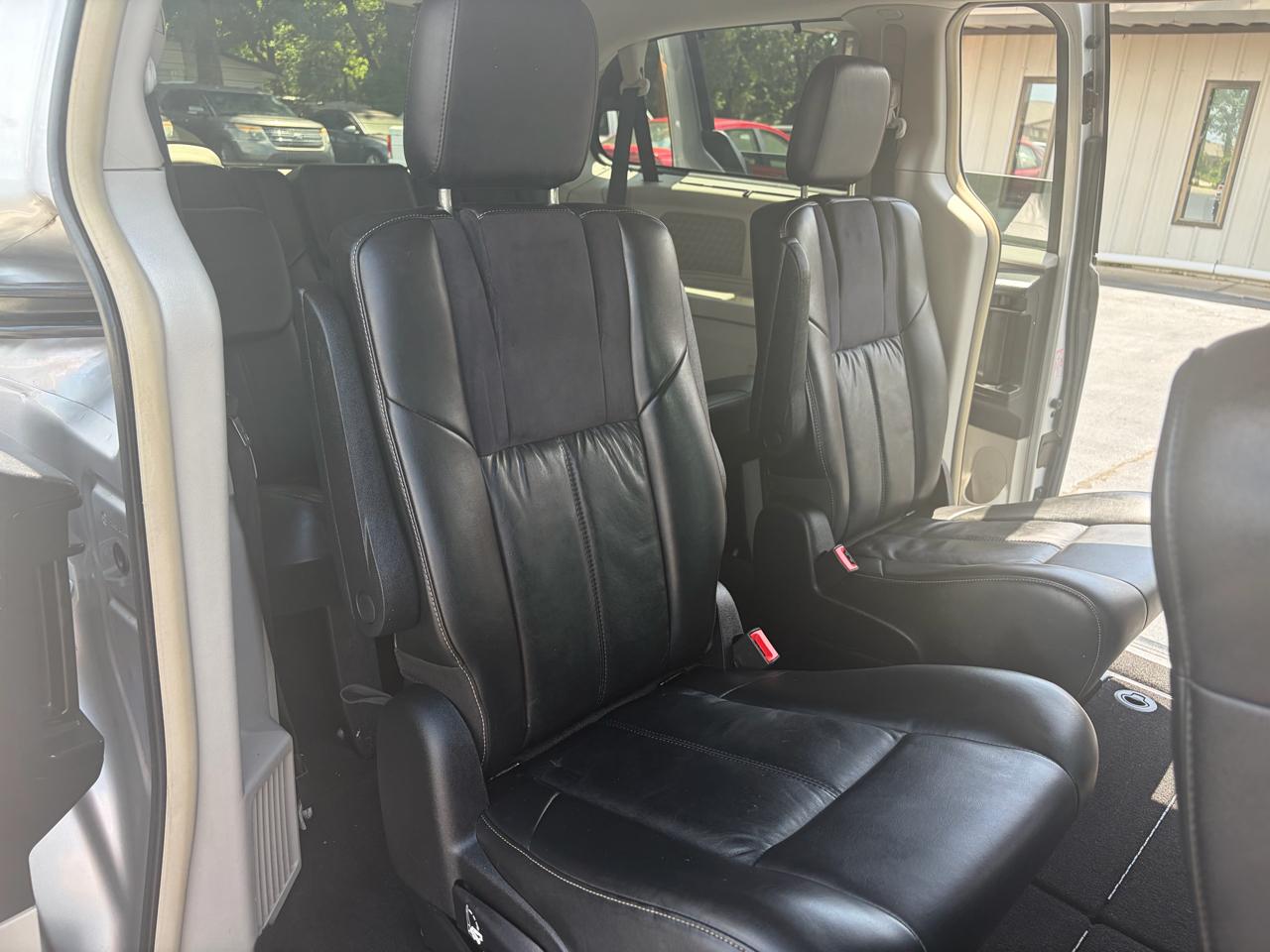 Chrysler Town & Country Limited 2011