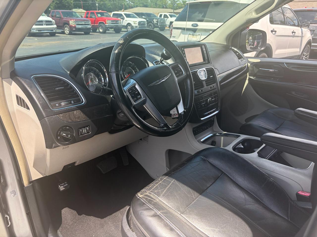 Chrysler Town & Country Limited 2011