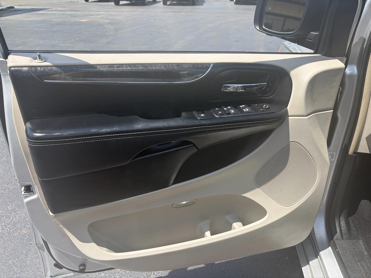 Chrysler Town & Country Limited 2011