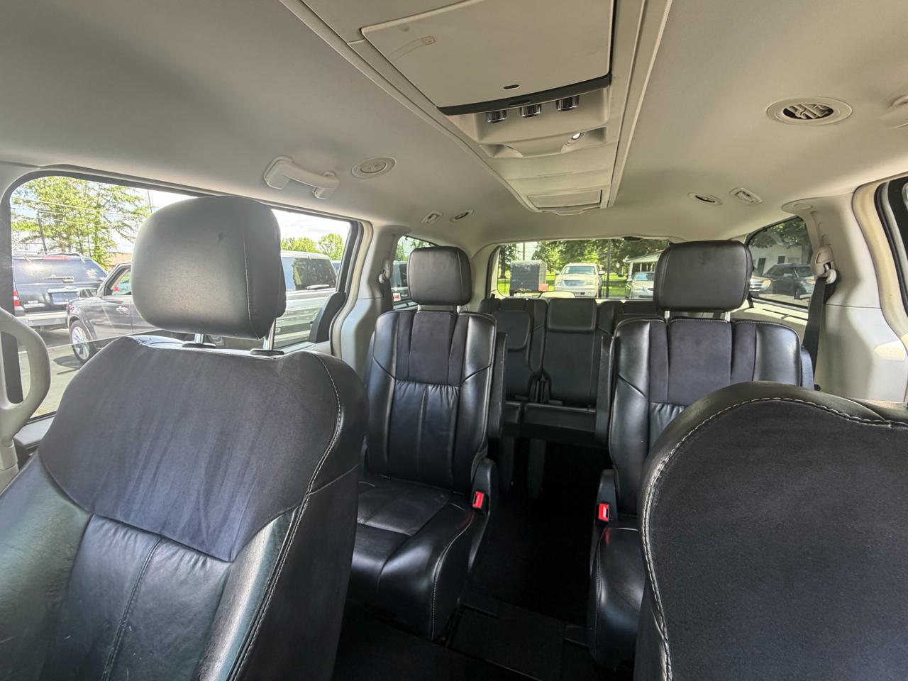 Chrysler Town & Country Limited 2011