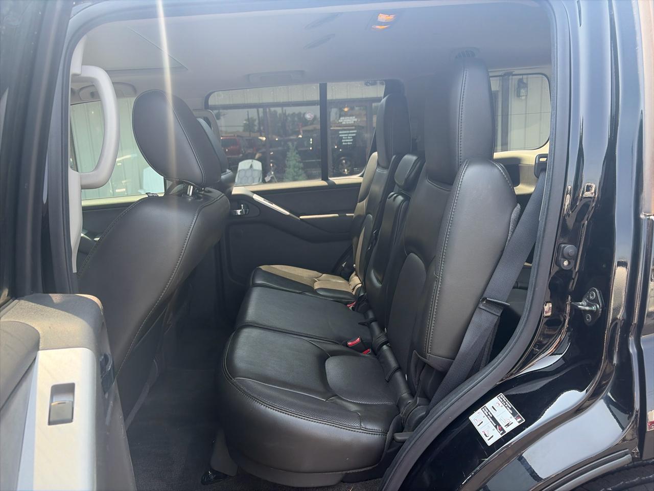 Nissan Pathfinder S 2012