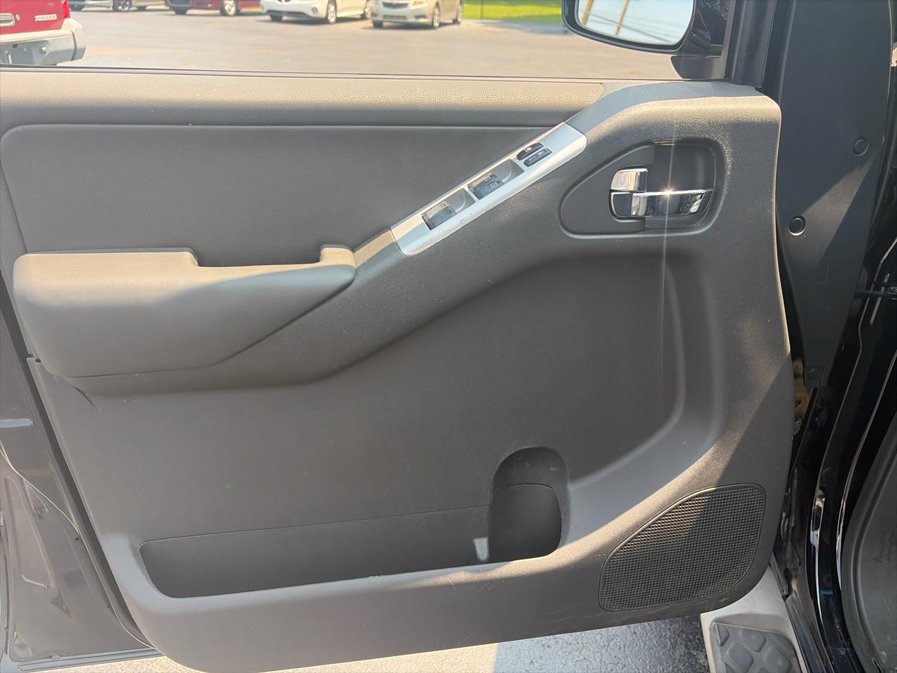 Nissan Pathfinder S 2012