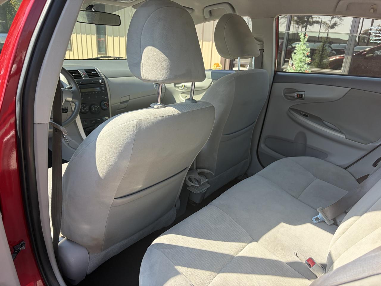 Toyota Corolla Base 5-Speed MT 2010