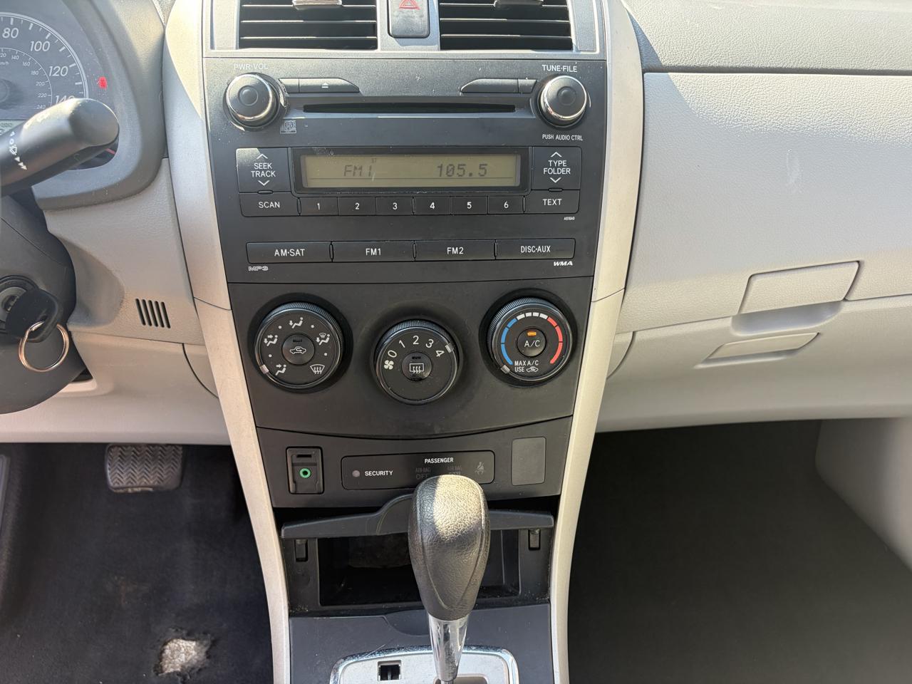 Toyota Corolla Base 5-Speed MT 2010