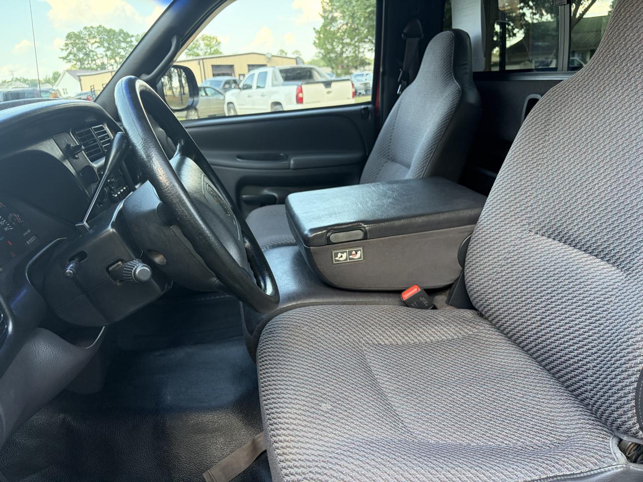 Dodge Ram 1500 2dr Reg Cab 119" WB 2001