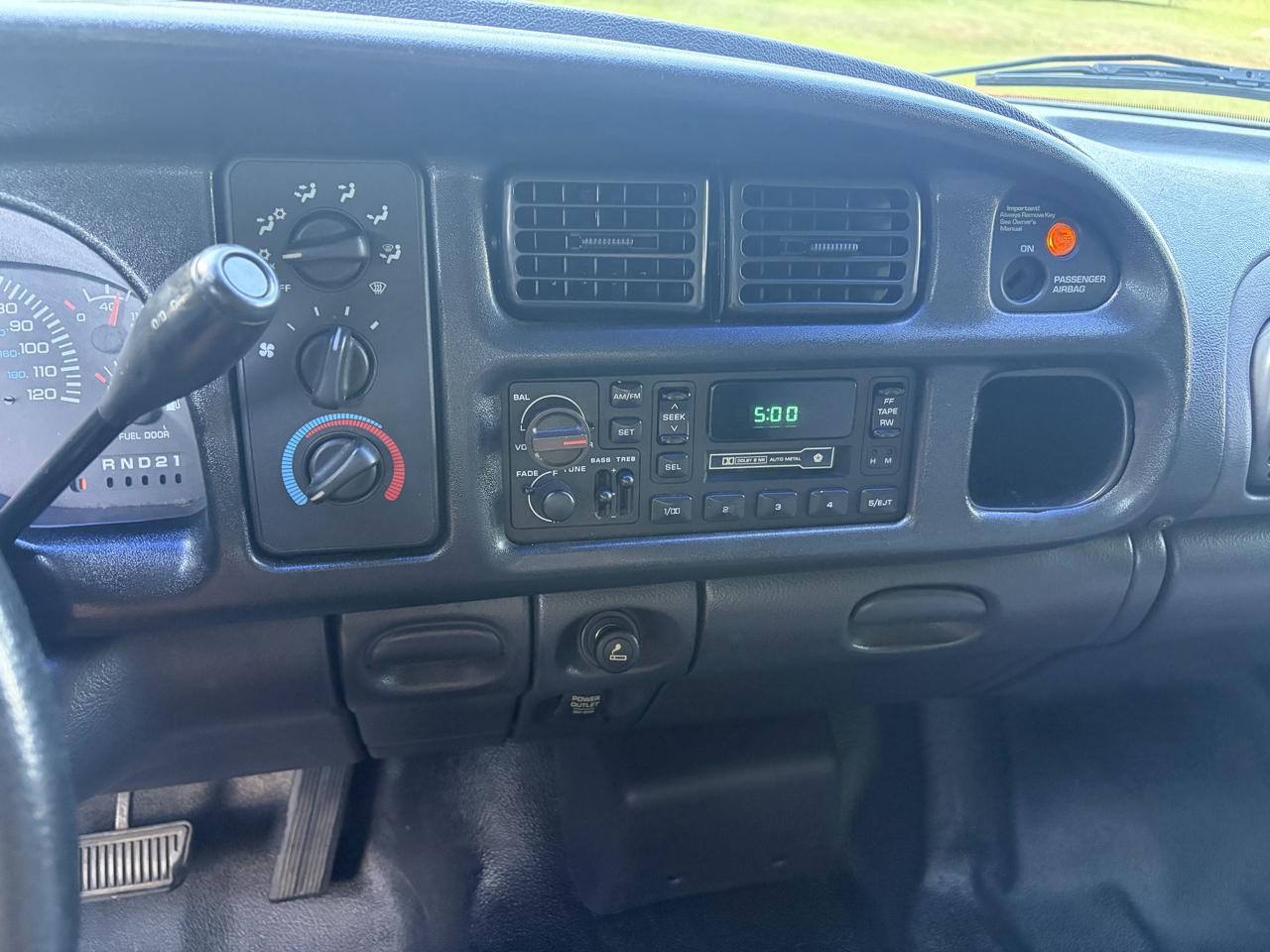 Dodge Ram 1500 2dr Reg Cab 119" WB 2001