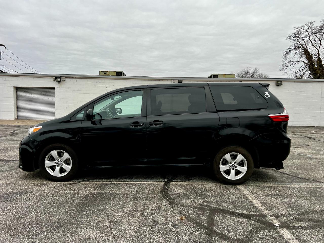 Toyota Sienna LE 7-Passenger Mobility 2019