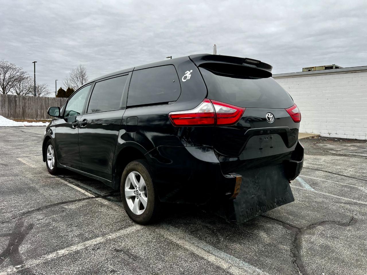 Toyota Sienna LE 7-Passenger Mobility 2019