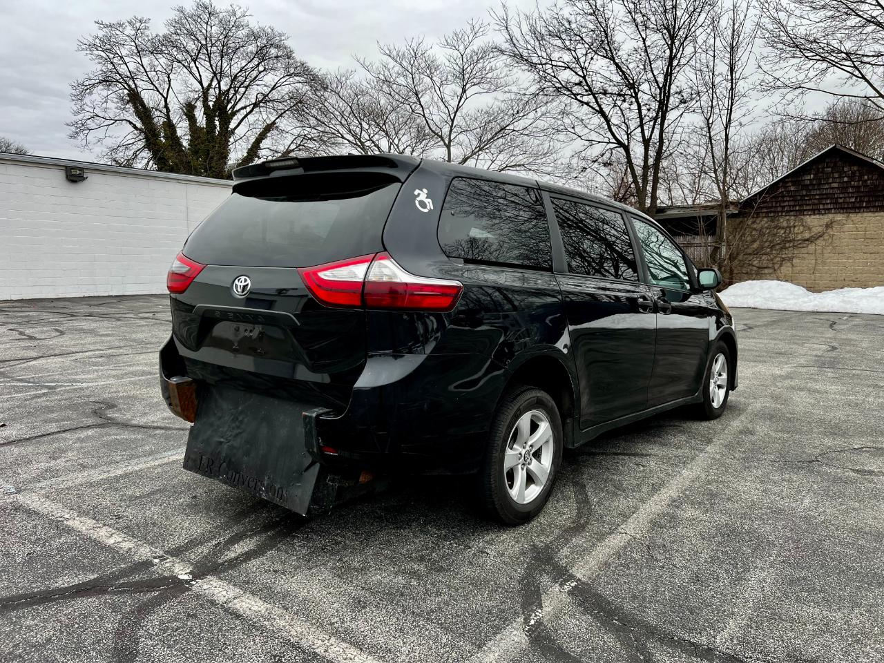 Toyota Sienna LE 7-Passenger Mobility 2019