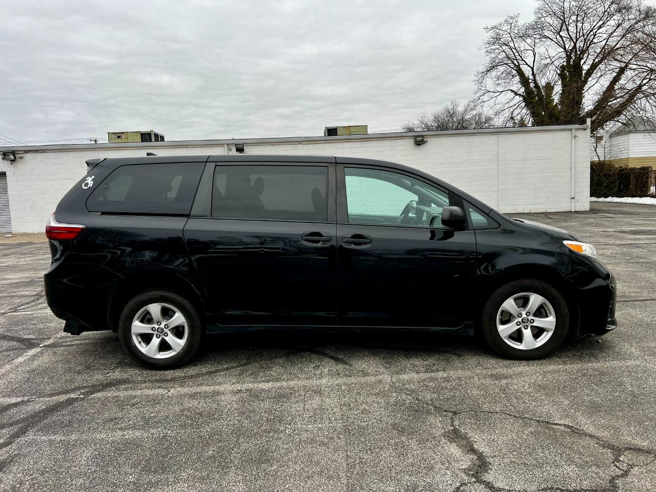 Toyota Sienna LE 7-Passenger Mobility 2019