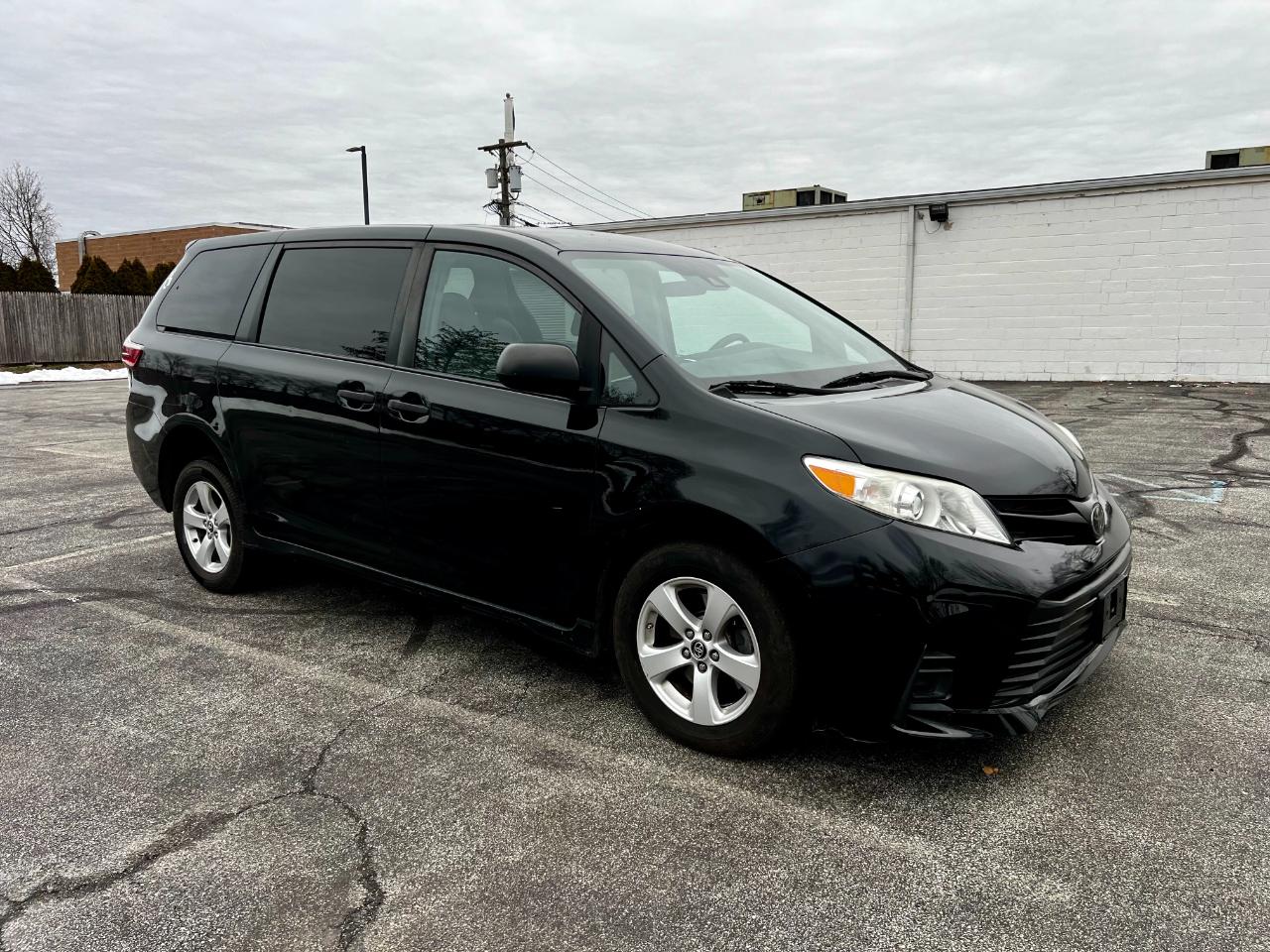 Toyota Sienna LE 7-Passenger Mobility 2019