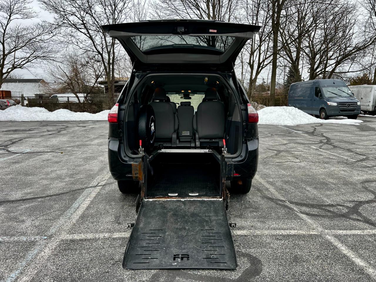 Toyota Sienna LE 7-Passenger Mobility 2019