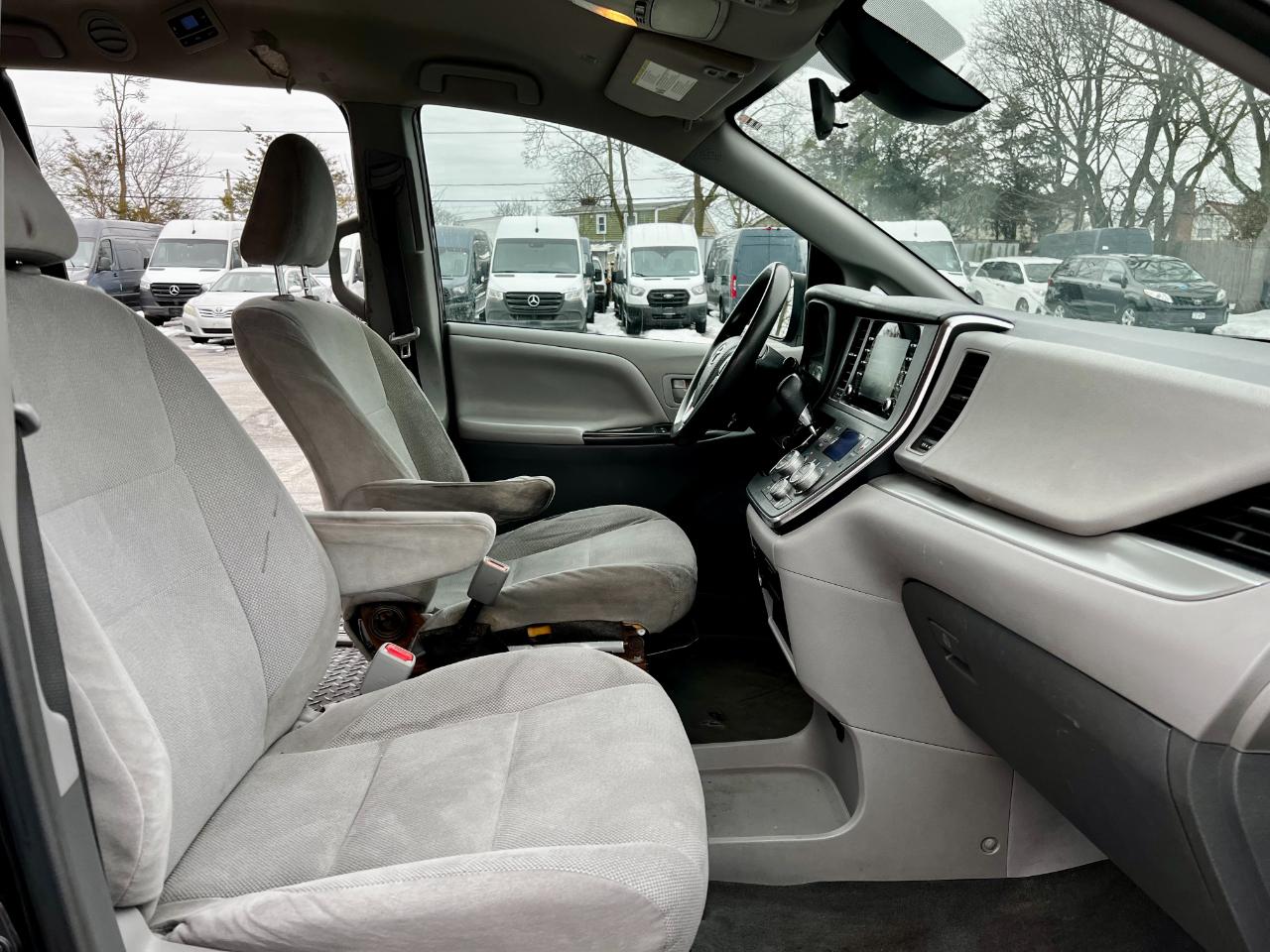 Toyota Sienna LE 7-Passenger Mobility 2019
