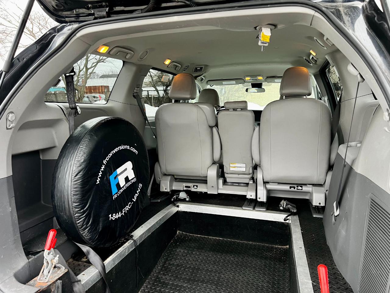 Toyota Sienna LE 7-Passenger Mobility 2019