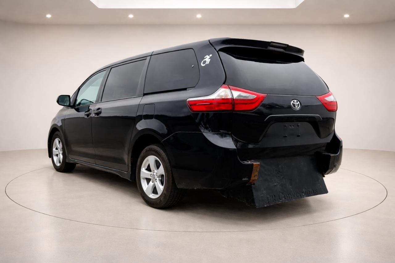 Toyota Sienna LE 7-Passenger Mobility 2019