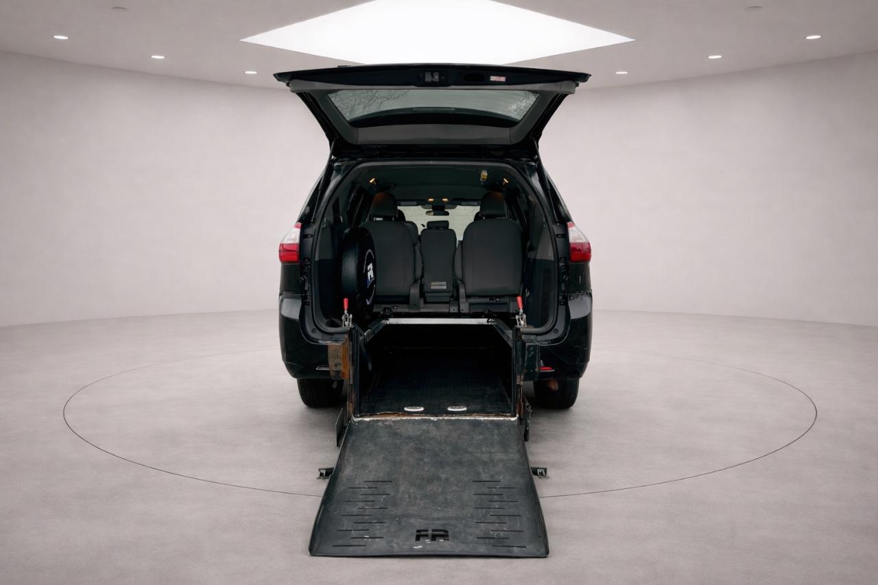 Toyota Sienna LE 7-Passenger Mobility 2019