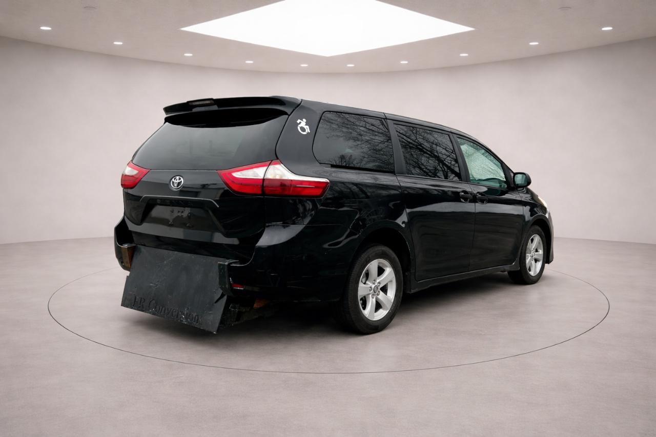 Toyota Sienna LE 7-Passenger Mobility 2019