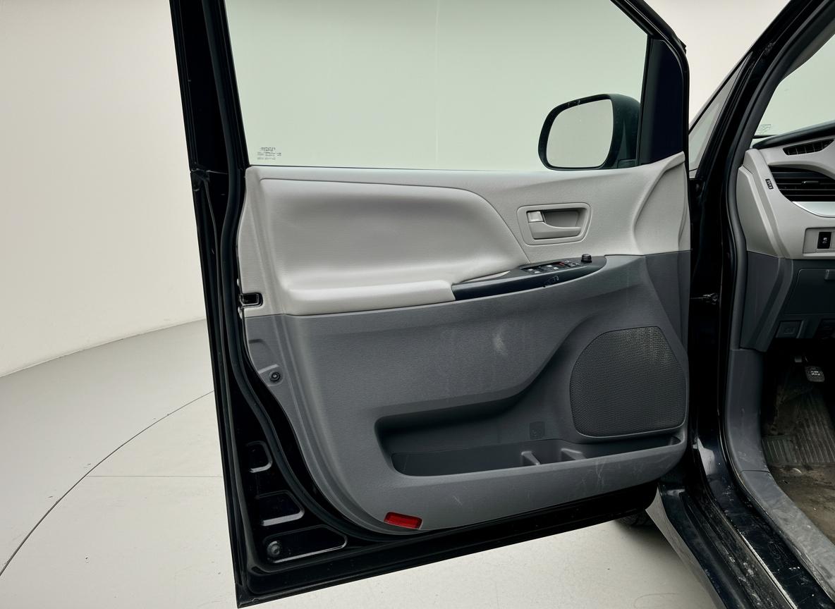 Toyota Sienna LE 7-Passenger Mobility 2019