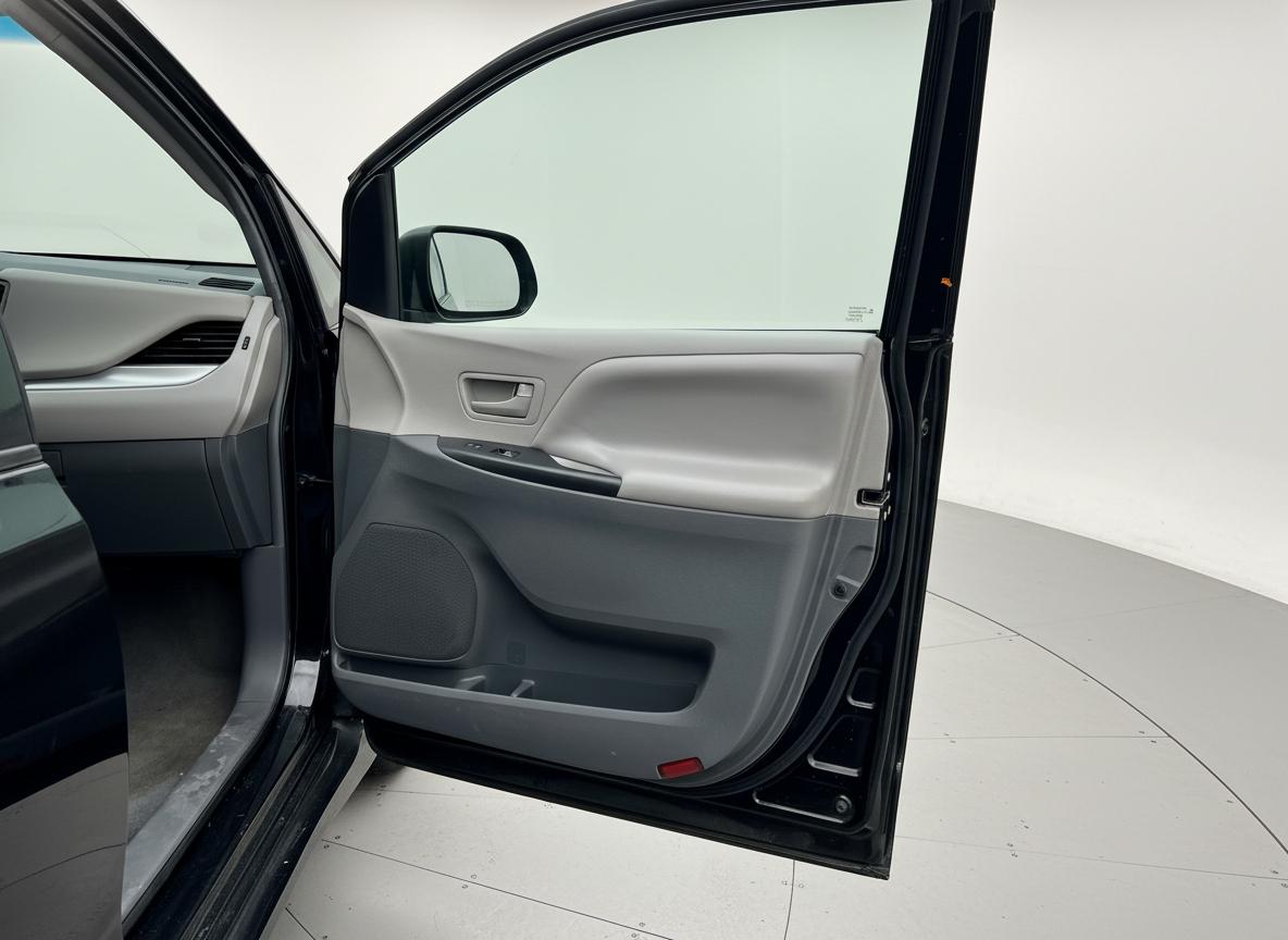 Toyota Sienna LE 7-Passenger Mobility 2019
