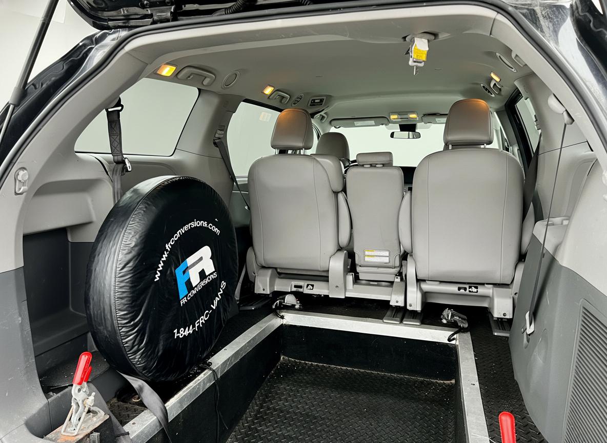 Toyota Sienna LE 7-Passenger Mobility 2019