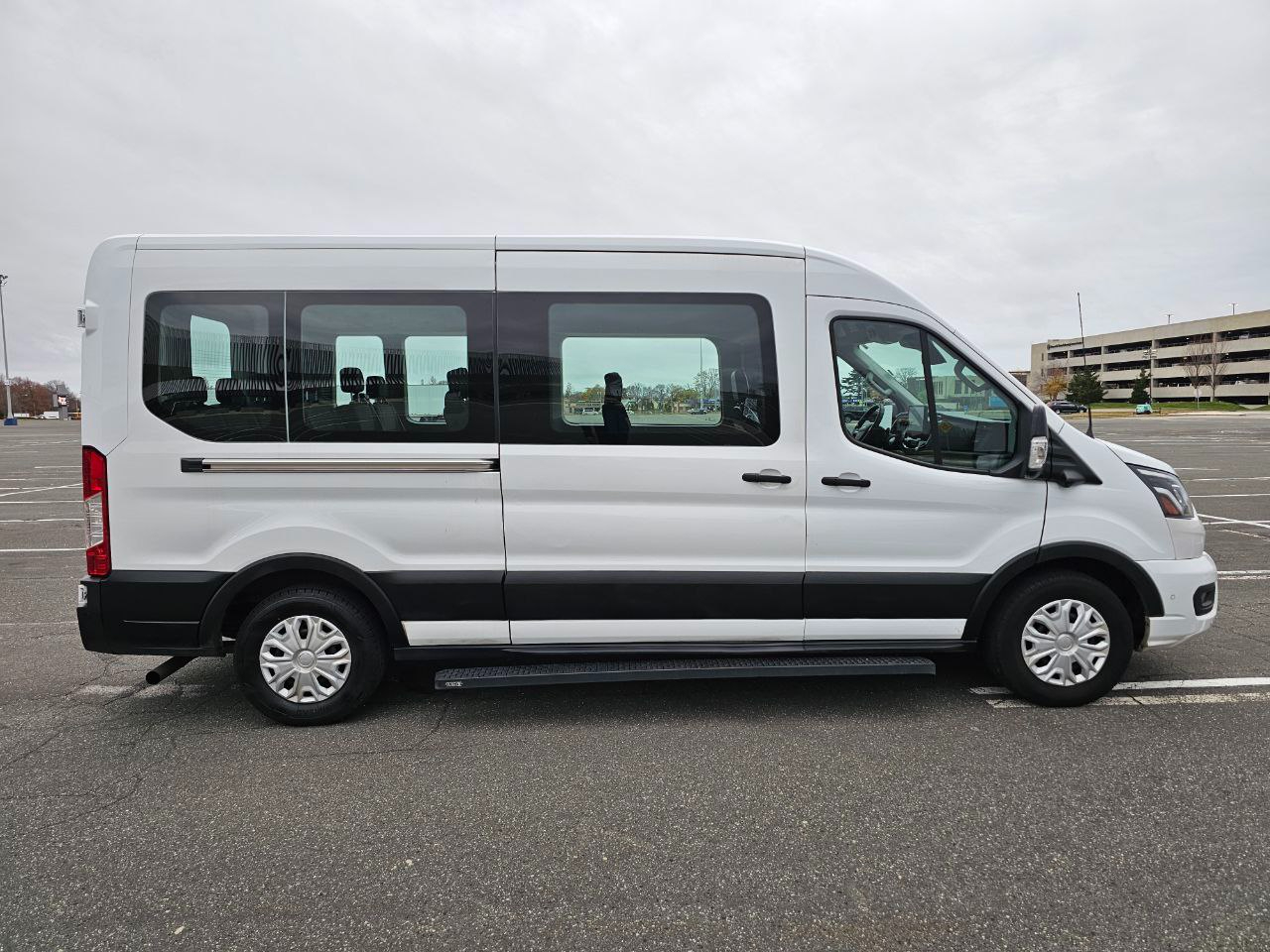 2023 Ford Transit XLT photo 4