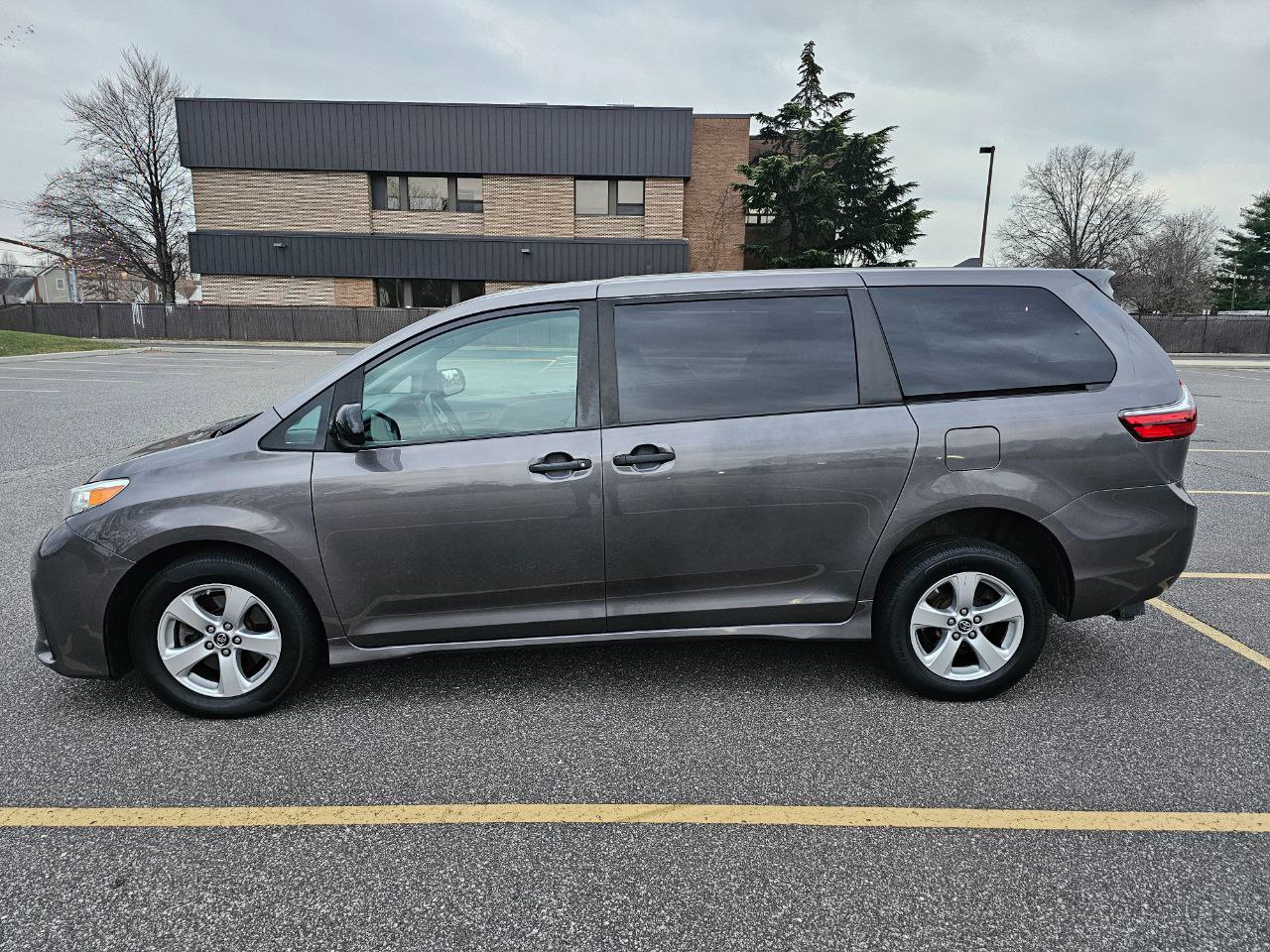 Toyota Sienna LE 7-Passenger Mobility 2020